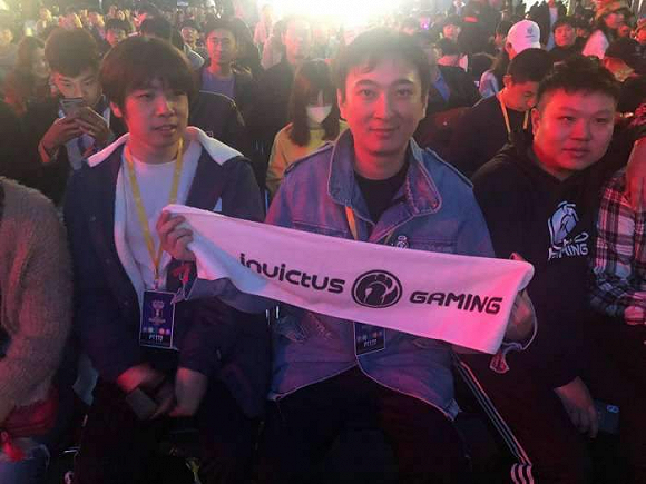 YB状态低迷，一触即溃。Bach夜魔在团队战斗中无敌。YB在第一局中输给了Tidebound。