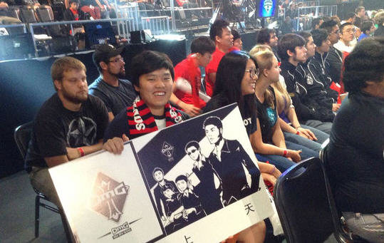 TES让二追三 3-2 击败FPX，蝉联德杯冠军奖杯